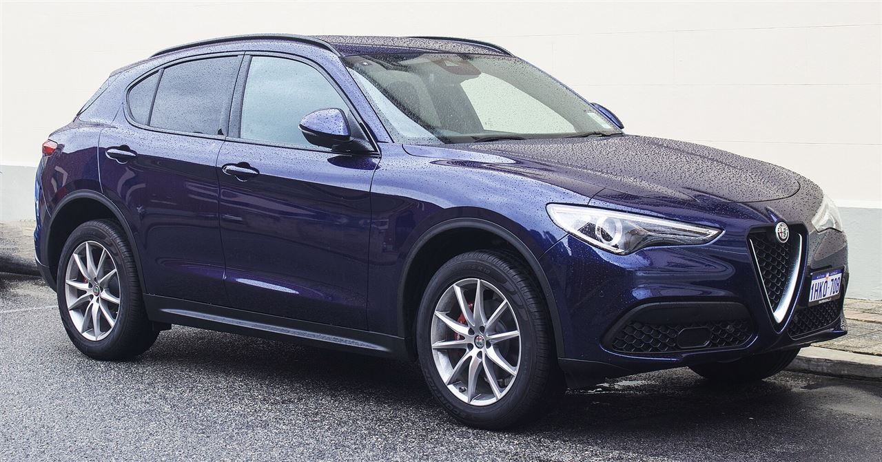 Alfa Romeo STELVIO ÉDITION LIMITÉE LEIL — photo 4 : 2021 Alfa Romeo Stelvio front