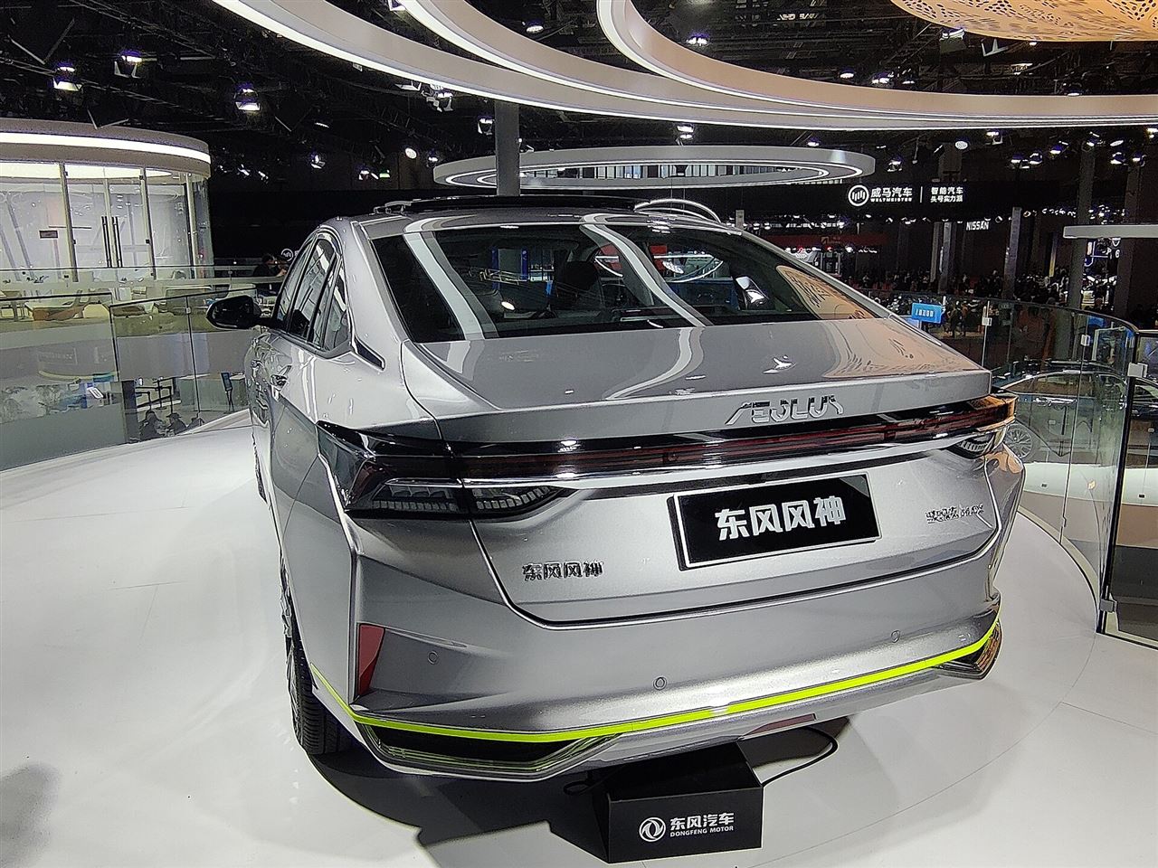 Dongfeng SHINE MAX HYBRIDE LUXURY — photo 5 : Aeolus Yixuan Max 004