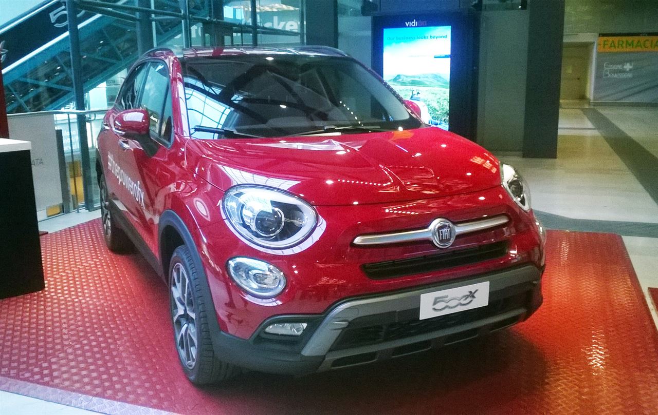 Fiat 500X – Club – 1,4 MultiAir – 140 ch – Gris — photo 1 : " 15 - ITALY - Fiat 500X front views red urban mini SUV