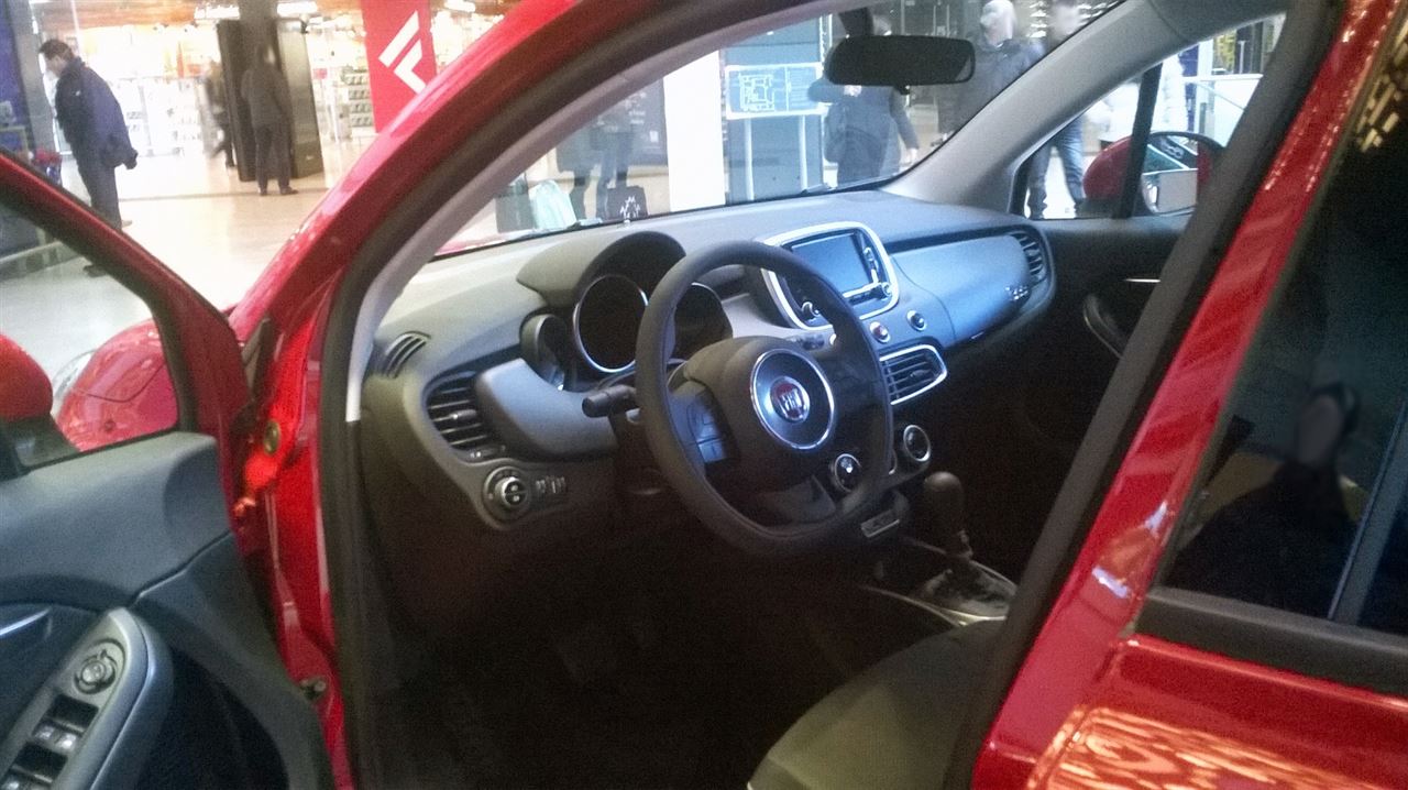 Fiat 500X – Club – 1,4 MultiAir – 140 ch – Gris — photo 3 : " 15 - ITALY - Fiat 500X with open doors - interior views