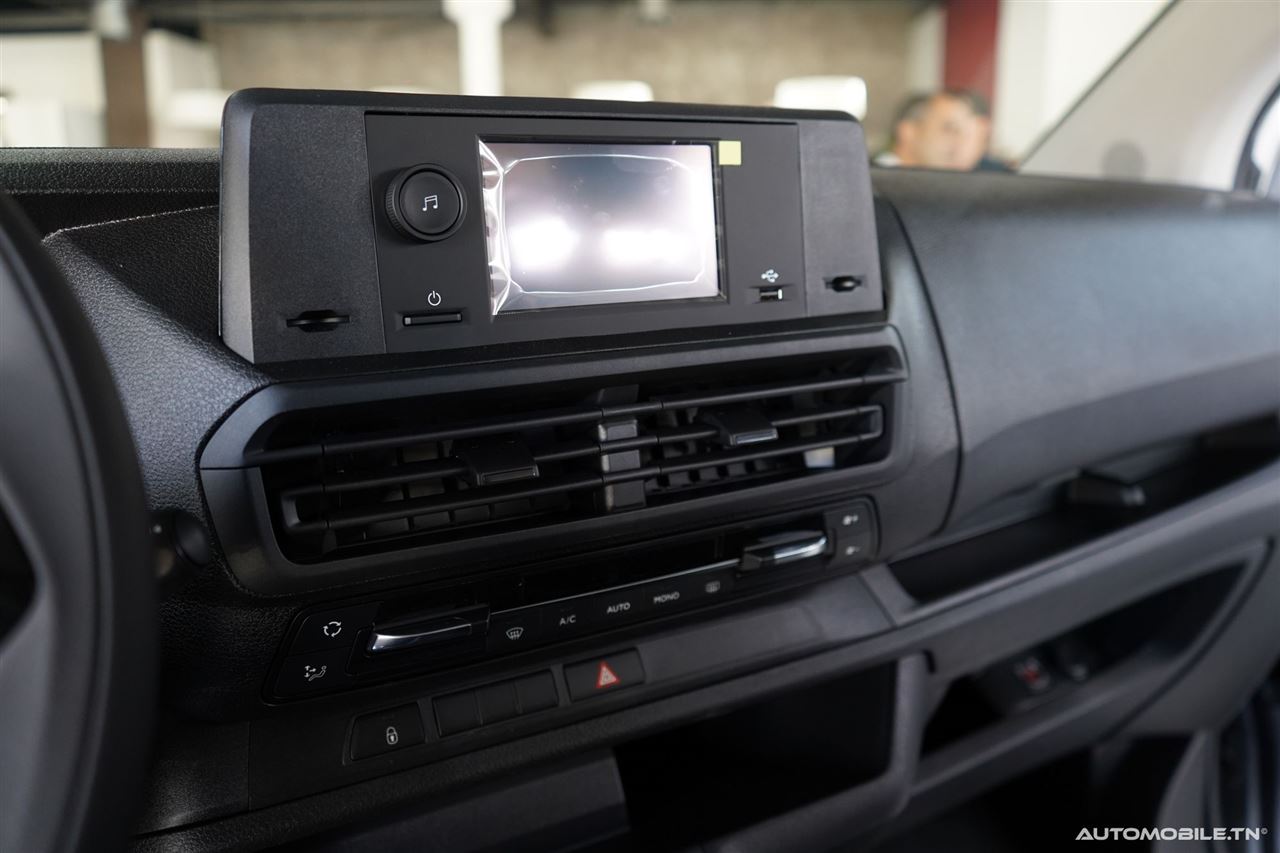 Fiat SCUDO – 8 places — photo 4 : Fiat Scudo Combi actuel — écran central et planche de bord