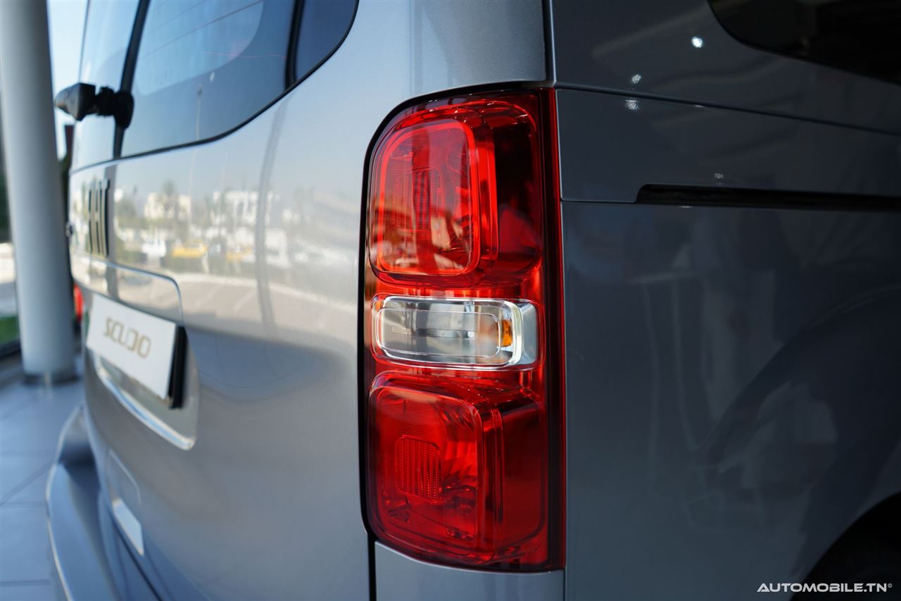 Fiat SCUDO – 8 places — photo 5 : Fiat Scudo Combi actuel — détail du feu arrière