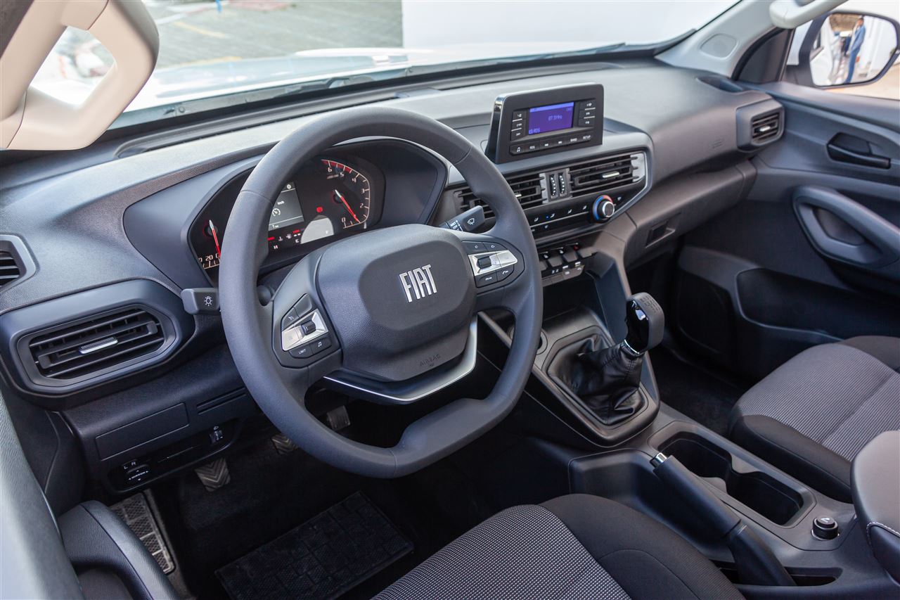 Fiat TITANO – Simple cabine — photo 3 : Fiat Titano Simple Cabine — tableau de bord