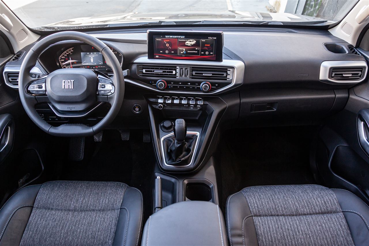Fiat TITANO – Double cabine — photo 3 : Fiat Titano Double Cabine 4x4 — poste de conduite
