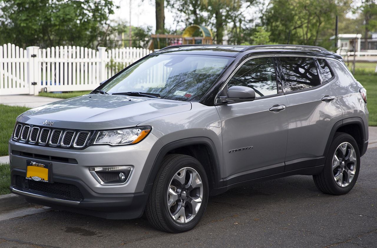 Jeep COMPASS e-HYBRID 145 CH — photo 2 : 2021 Jeep Compass Limited 4WD in Billet Silver Metallic, front left