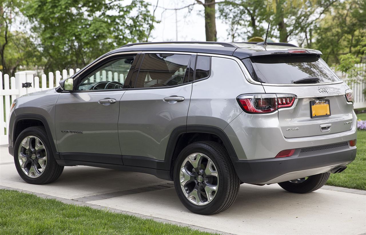 Jeep COMPASS e-HYBRID 145 CH — photo 3 : 2021 Jeep Compass Limited 4WD in Billet Silver Metallic, rear left